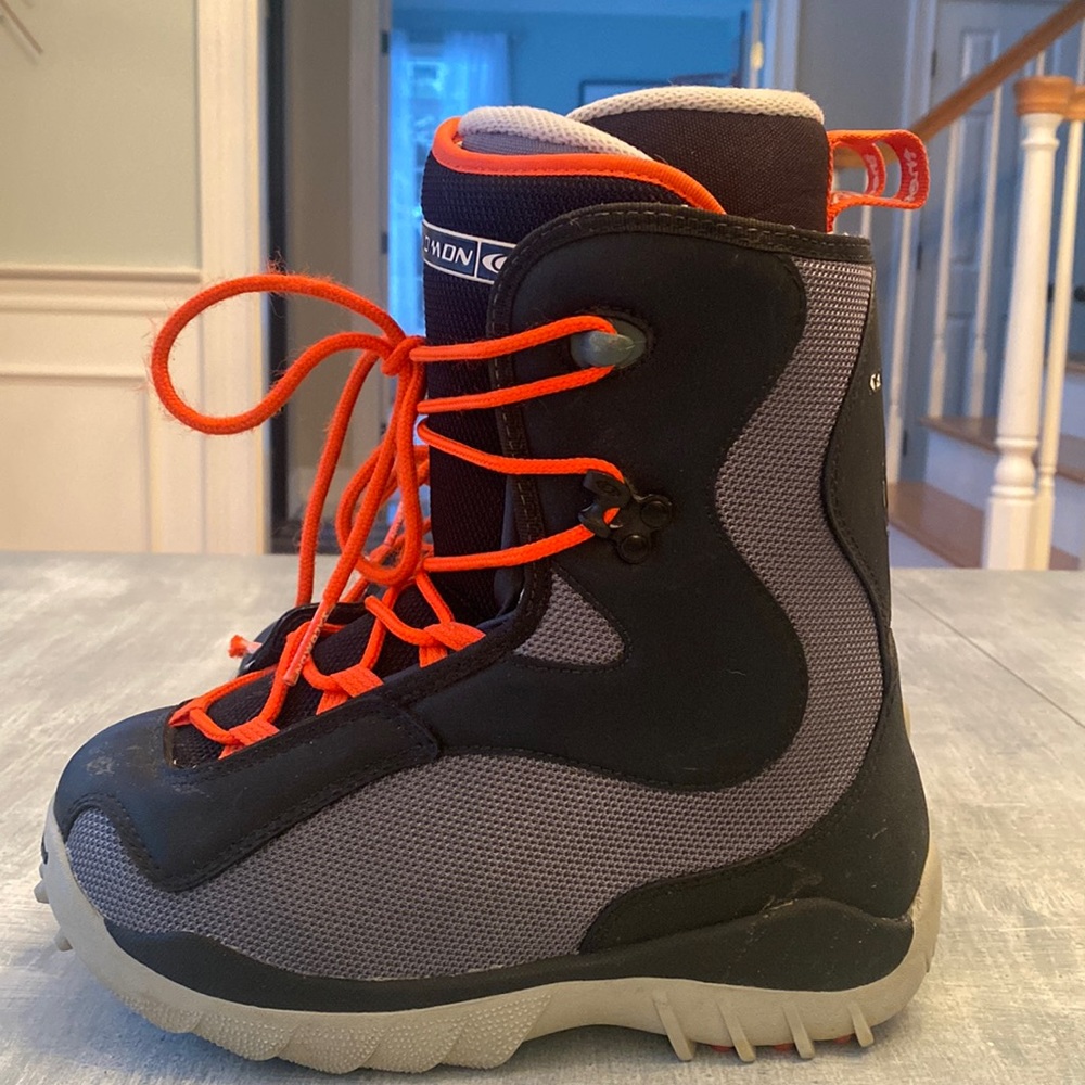 Salomon snow board boots. Kids Size 6